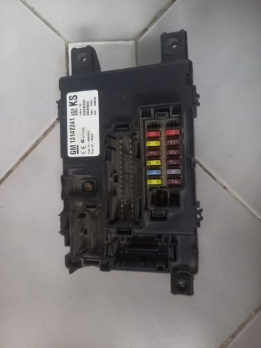 Opel Corsa D BSI modul, biztosítéktábla 13142241