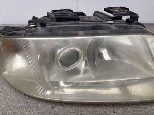 Audi A6 C5 jobb oldali halogén fényszóró, lámpa