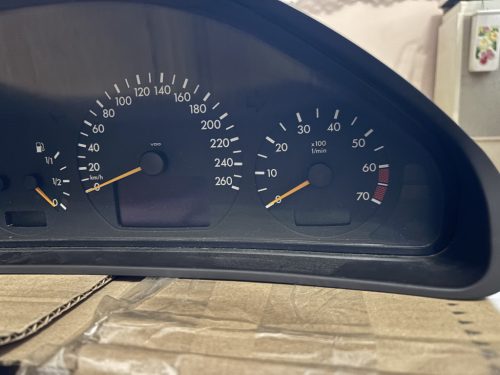 Mercedes-Benz CLK W208 km óracsoport A2085405611