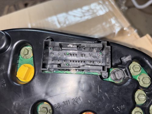 Mercedes-Benz CLK W208 km óracsoport A2085405611