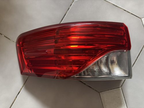 Toyota Avensis T27 Kombi bal hátsó lámpa 8156005290