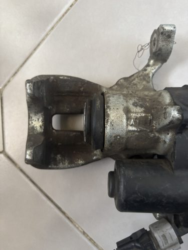 Toyota Corolla E210, C-HR bal hátsó féknyereg 46310-F4011