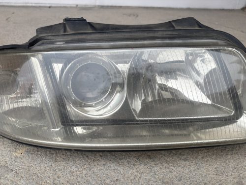Audi A4 B5 jobb oldali fényszóró 8D0941030AK