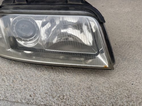 Audi A4 B5 jobb oldali fényszóró 8D0941030AK