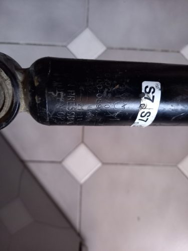 Toyota Corolla E210 Touring hátsó lengéscsillapító